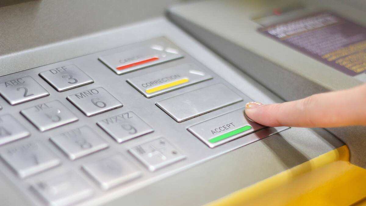 No desesperes: este es el botón que hay que presionar si se te queda retenida la tarjeta en un cajero automático