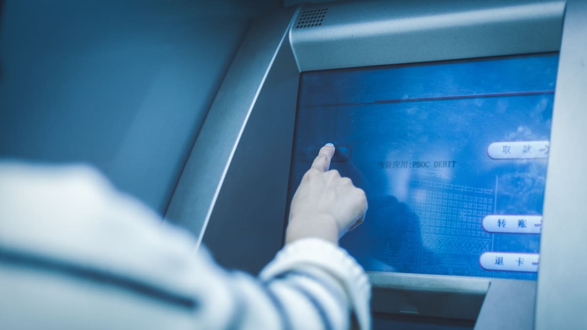 Lo más importante al usar cajeros automáticos: el botón que apretar después de sacar dinero