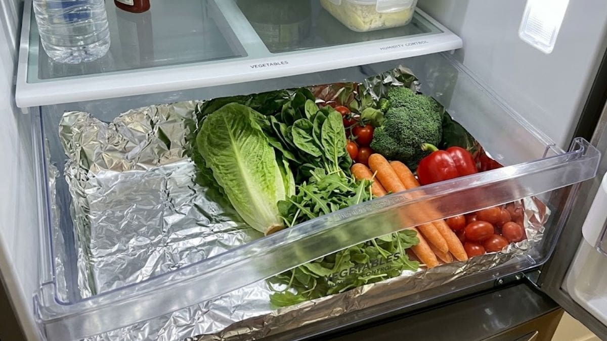 Poner papel de cocina en el cajón de las verduras de la heladera: para qué sirve y cuándo conviene cambiarlo