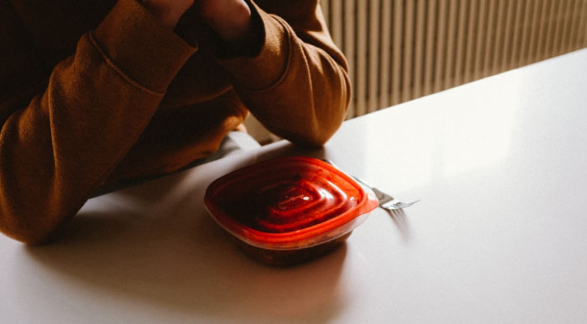 Calentar recipientes de plástico en el microondas puede liberar una cantidad sorprendente de nanoplásticos y microplásticos. Foto Unsplash.