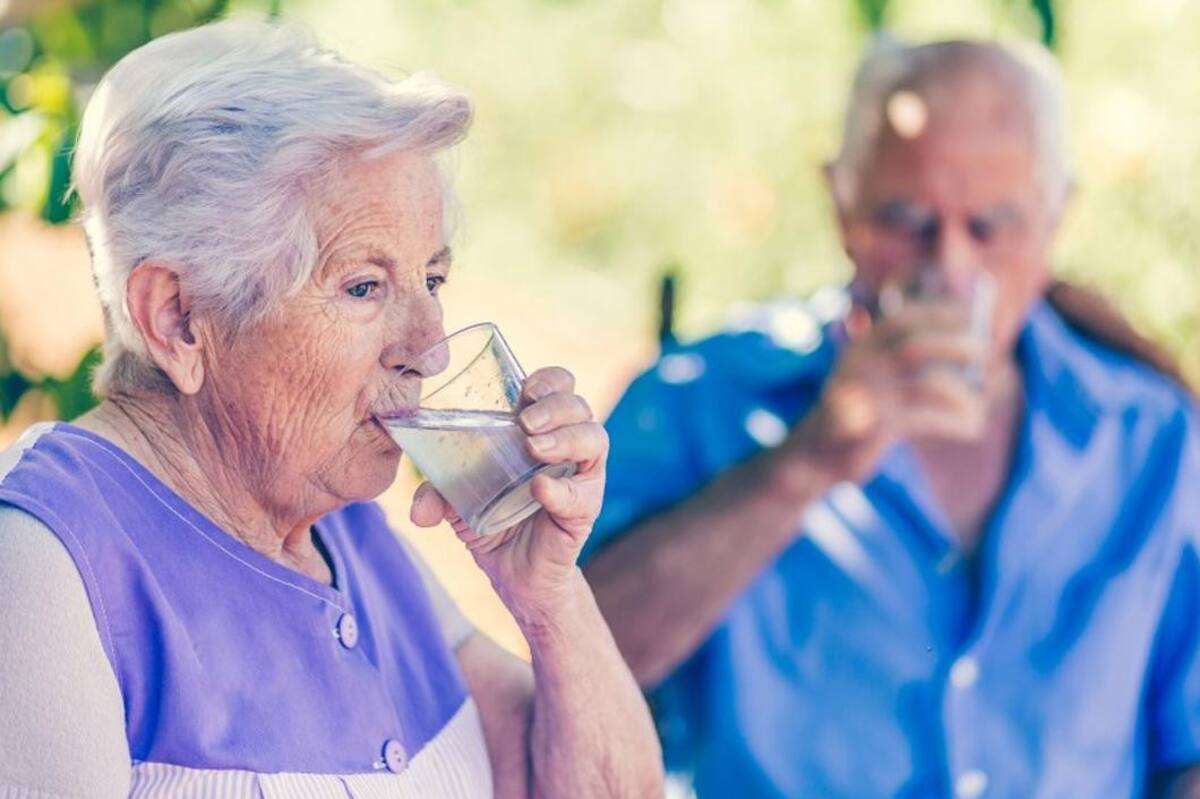 Calor, adultos mayores, hidratación, foto Gericare