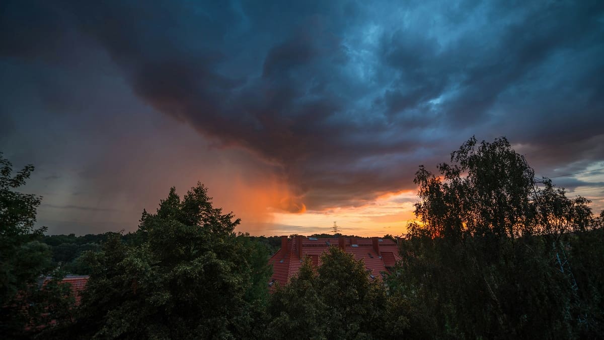 Se aproximan fuertes tormentas en medio de una ola de calor “eterna”.