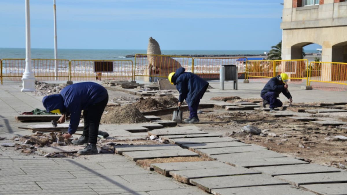 Cambio de baldosas en la Rambla de Mar del Plata.