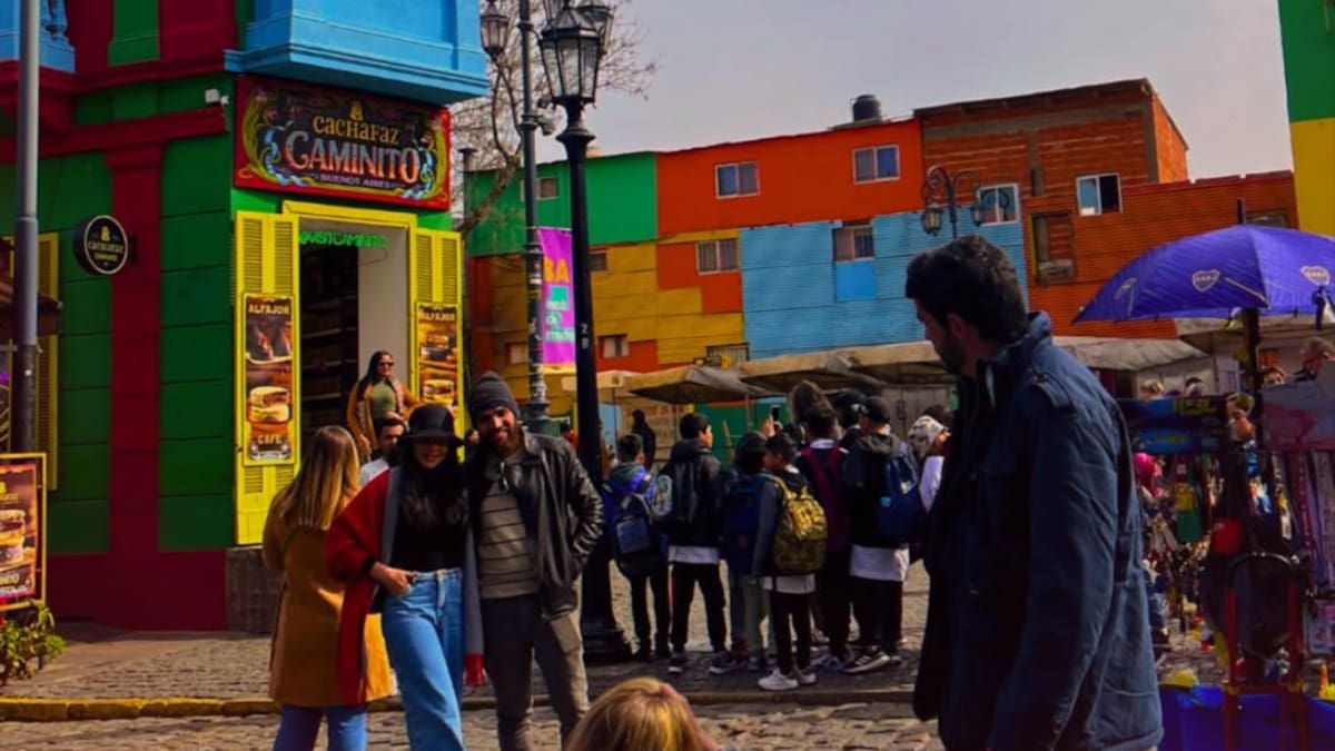 El nuevo recorrido que transforma los paseos por Buenos Aires: los buses eléctricos ahora llegan hasta Caminito