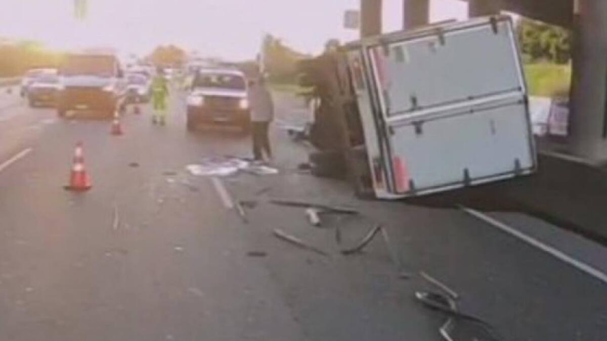 Camión volcado en Acceso Oeste, NA