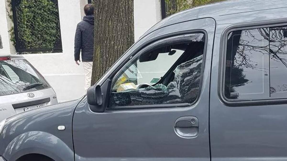 Camioneta donde se trasladaba el repartidor asesinado por motochorros