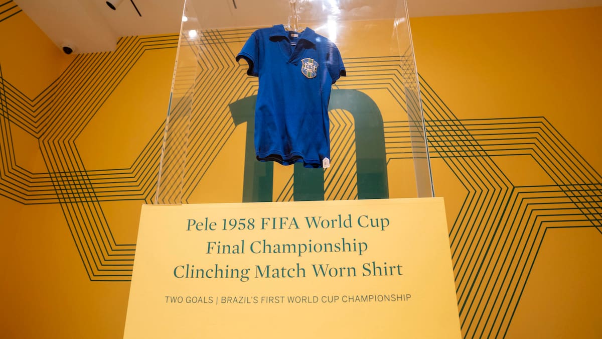 Lejos de Maradona: subastaron una histórica camiseta de Pelé a la mitad del precio de la mítica de Diego del ‘86