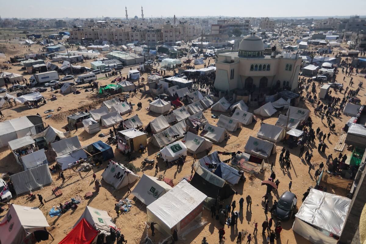 Campamento que alberga a palestinos desplazados que huyeron de sus casas debido a los ataques israelíes, en Rafah. Reuters