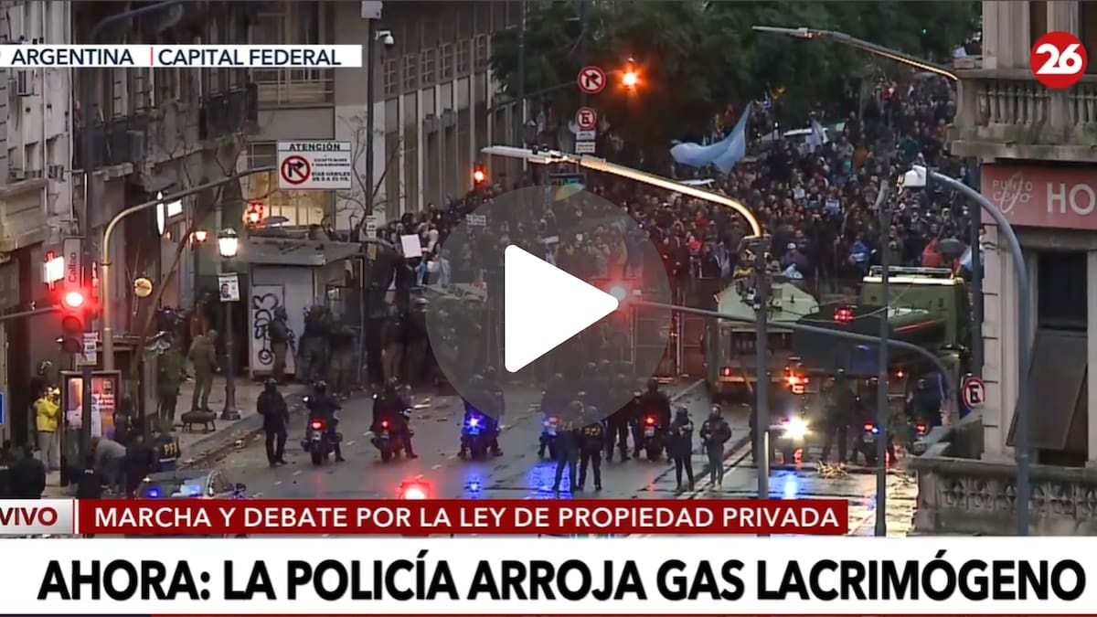 Piedrazos, carros hidrantes y caos: enfrentamientos entre la policía y los manifestantes frente al Congreso
