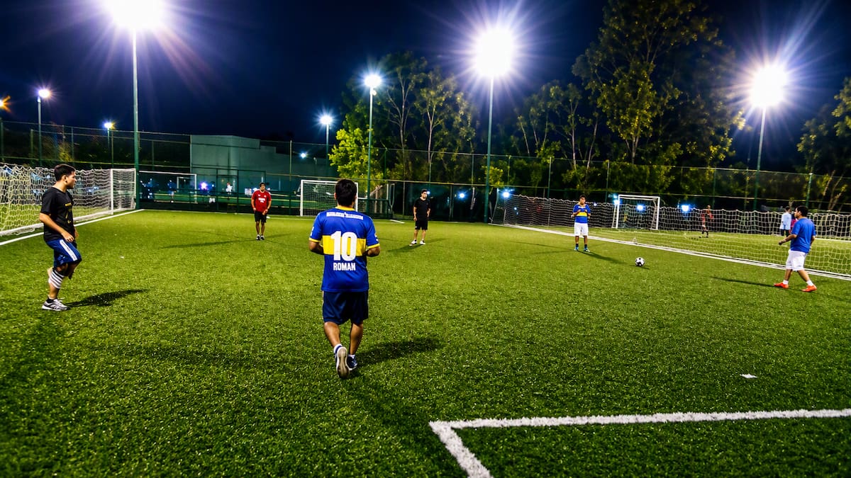 Jugaba un partido de fútbol 5 con amigos, se fracturó y la Justicia ordenó indemnizarlo con una suma millonaria