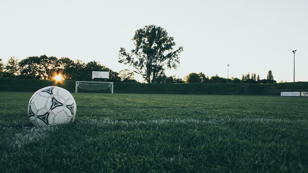El Mundial inspira a volver a jugar al fútbol: cómo hacerlo sin lesionarte ni poner en riesgo el corazón, según especialistas