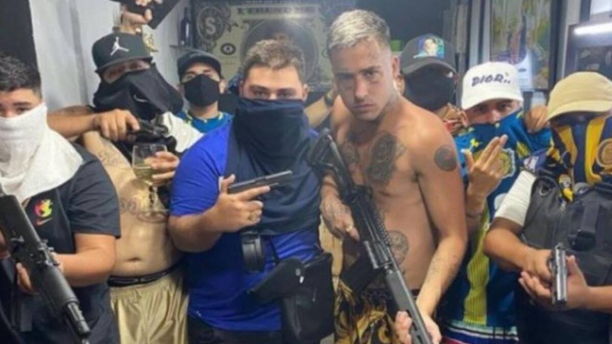 Detuvieron al cantante de trap Zaramay por posar en Instagram con un arsenal