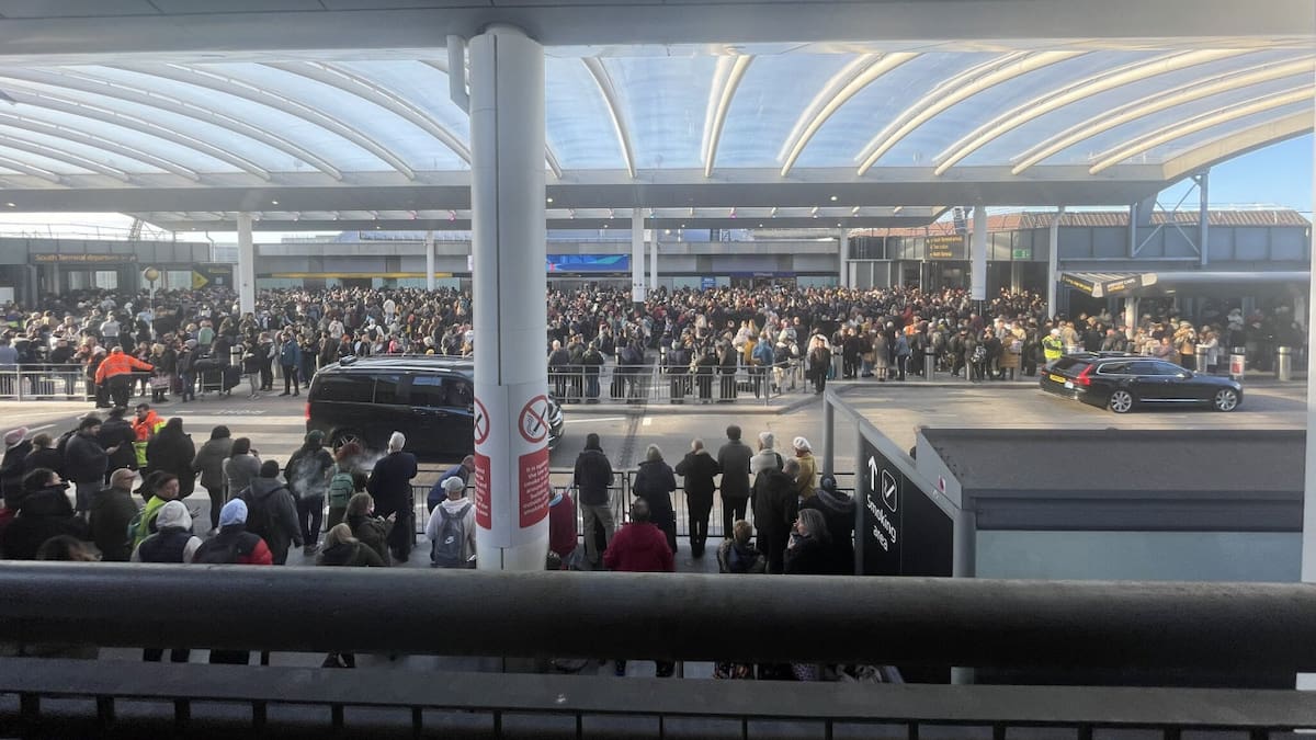 Caos en el Aeropuerto de Gatwick en Londres. Foto: X @CGray8567.