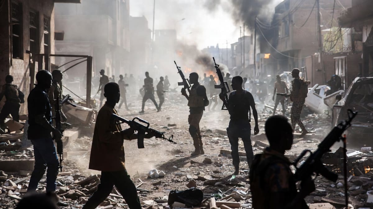 Caos total en Mali: fuerzas insurgentes atacaron su capital, mientras se contabilizan masacres de civiles y un gobierno colapsado