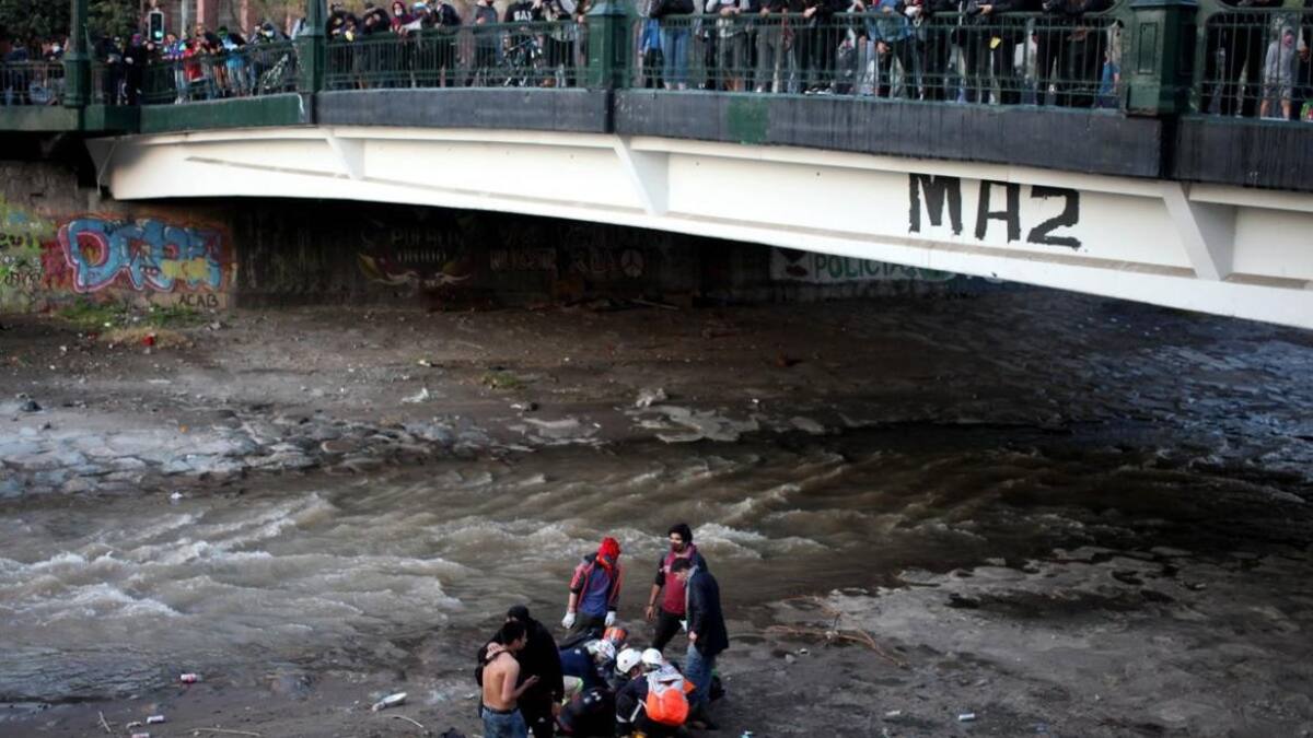 Carabinero arrojó a un joven de 16 años al río en protesta