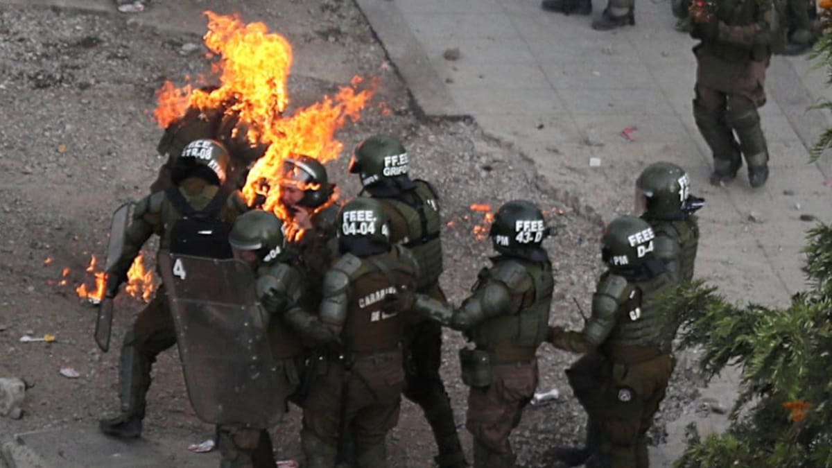 Carabineros atacados en Chile, REUTERS