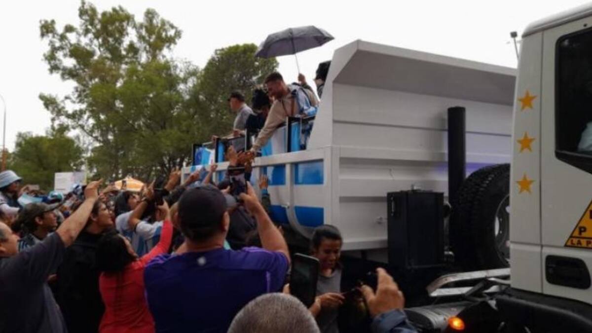 Caravana de Alexis Mac Allister en Santa Rosa, La Pampa. Foto: NA.