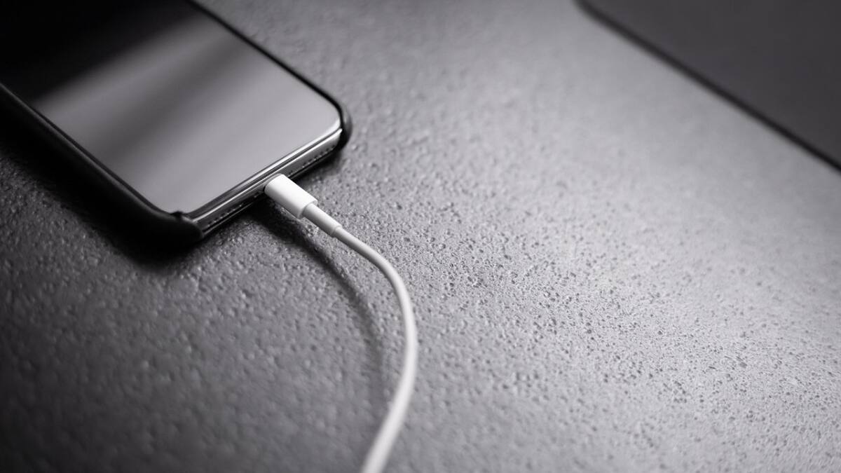 Carga de teléfono celular. Foto: Unsplash.