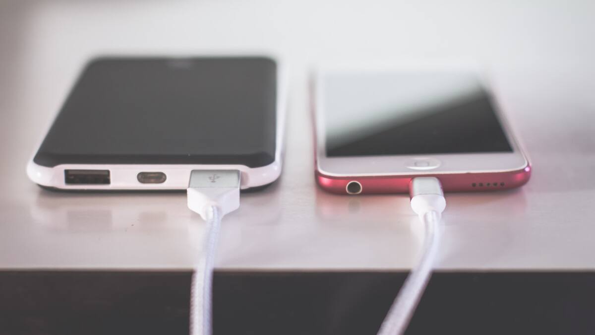 Cargar el celular puede parecer una acción simple, pero tiene consecuencias en el largo plazo. Foto: Unsplash.