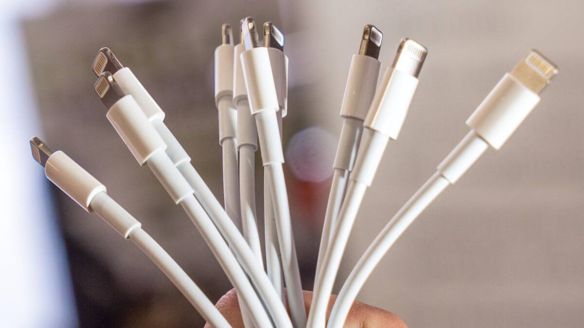 Cargadores de celulares. Foto: Unsplash.