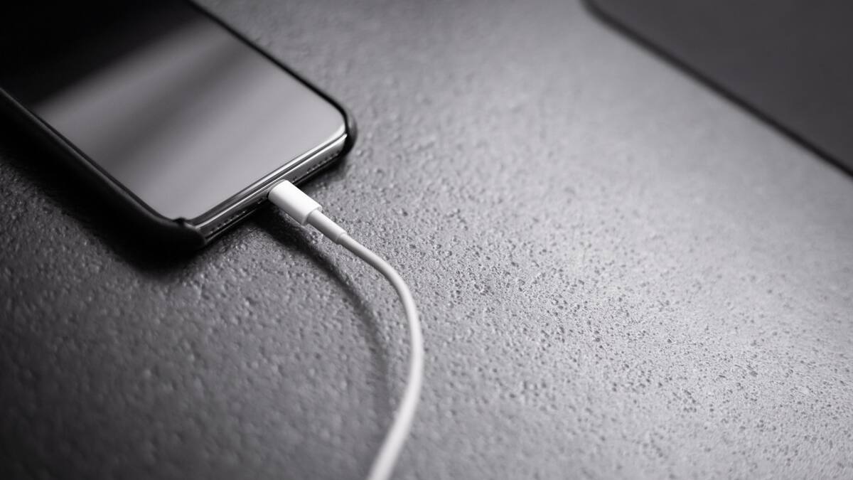Cargadores de celulares. Foto: Unsplash.
