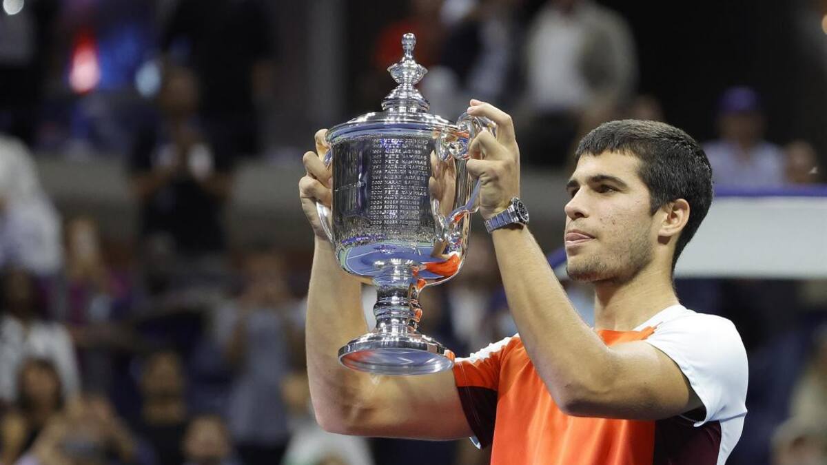 Carlos Alcaraz con el título del US Open 2022. Foto: EFE.