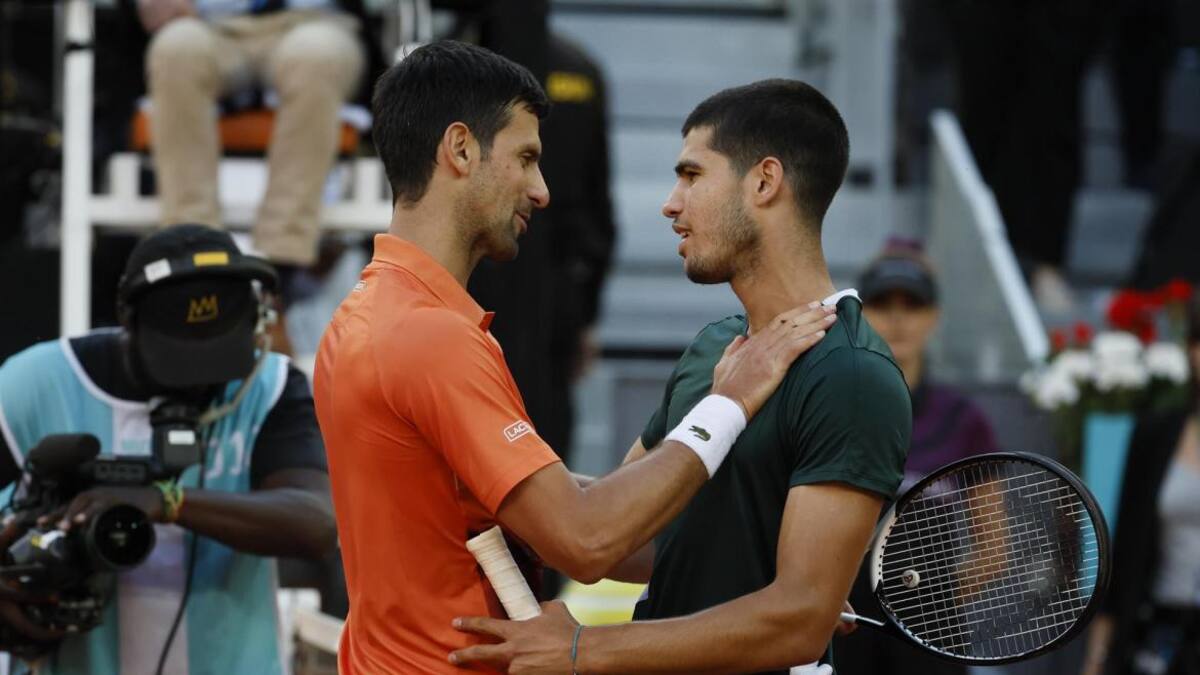 Carlos Alcaraz y Novak Djokovic. Foto: EFE.