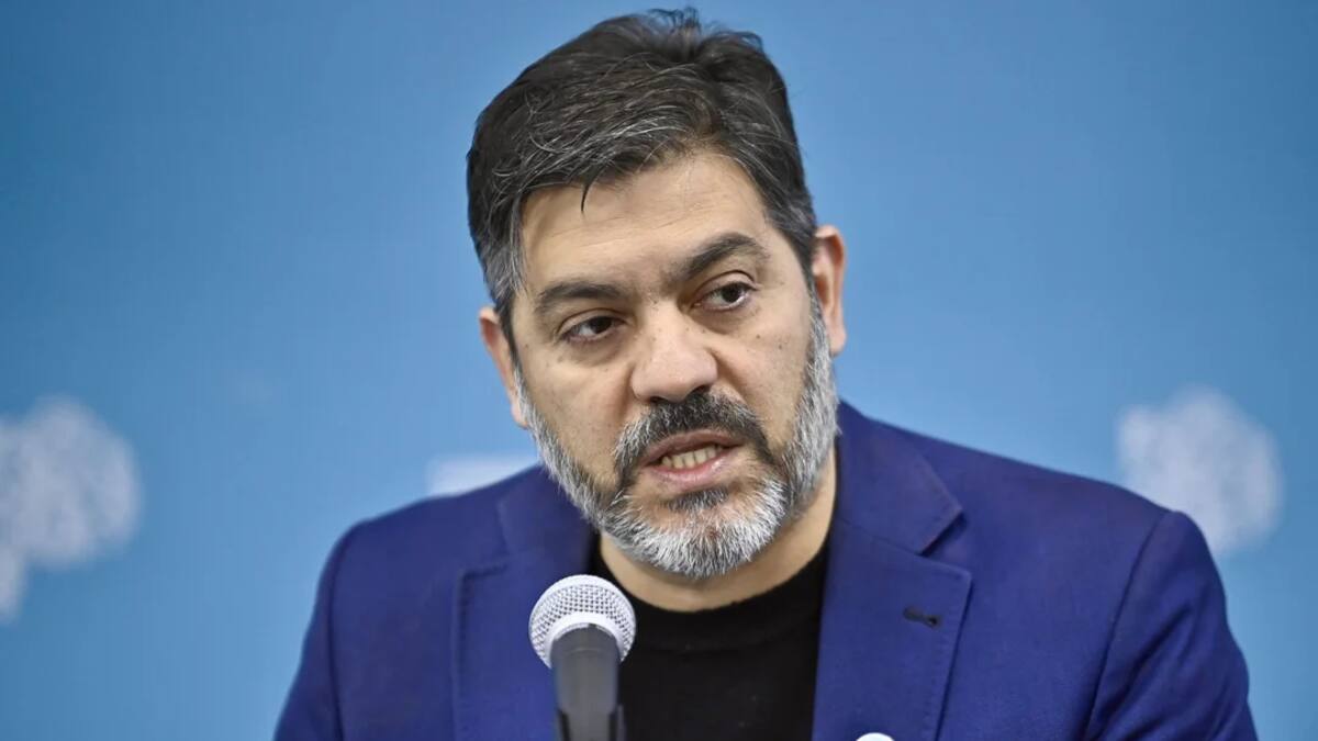 Operaron en España al ministro de Gobierno bonaerense, Carlos Bianco: no pudo volver al país junto a Axel Kicillof