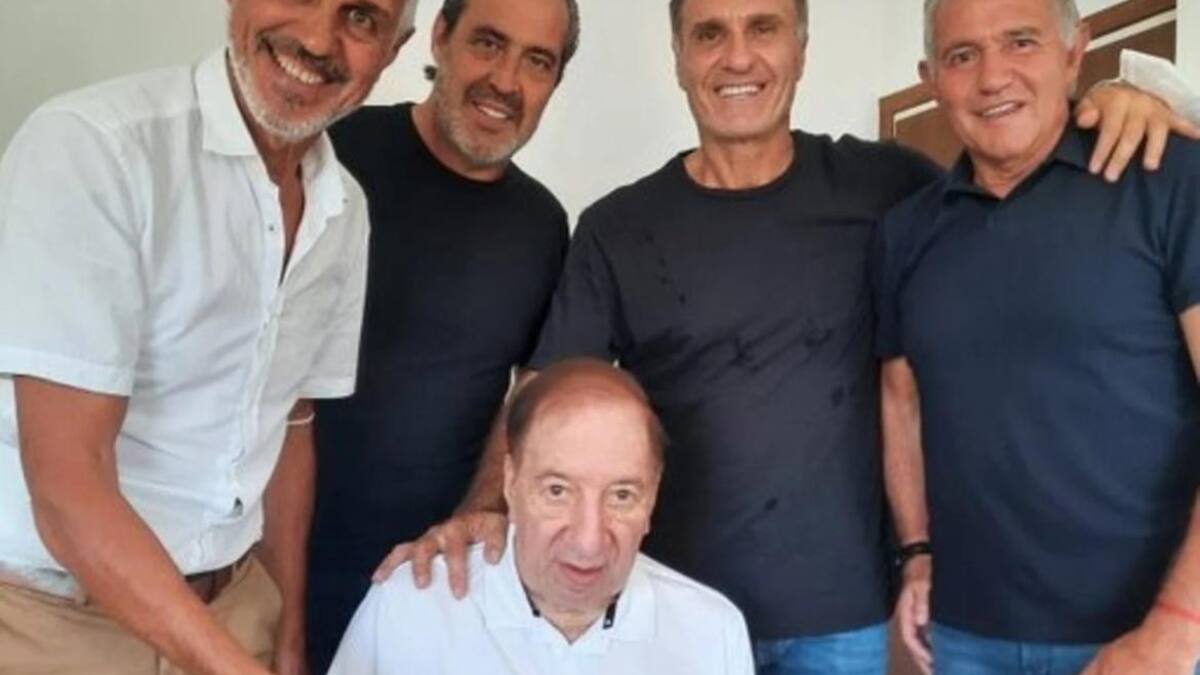 Carlos Bilardo con los campeones de México 1986.