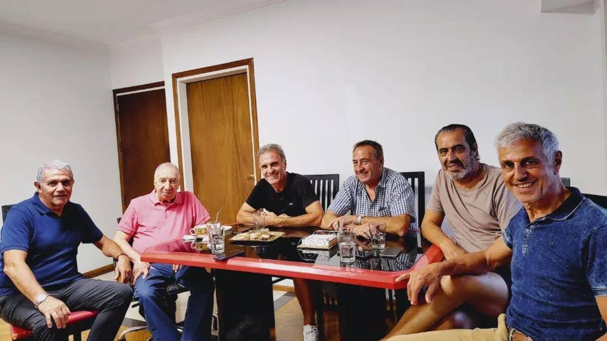 Carlos Bilardo fue visitado por los campeones de México 1986. Foto: Instagram (ruggeri86oficial)