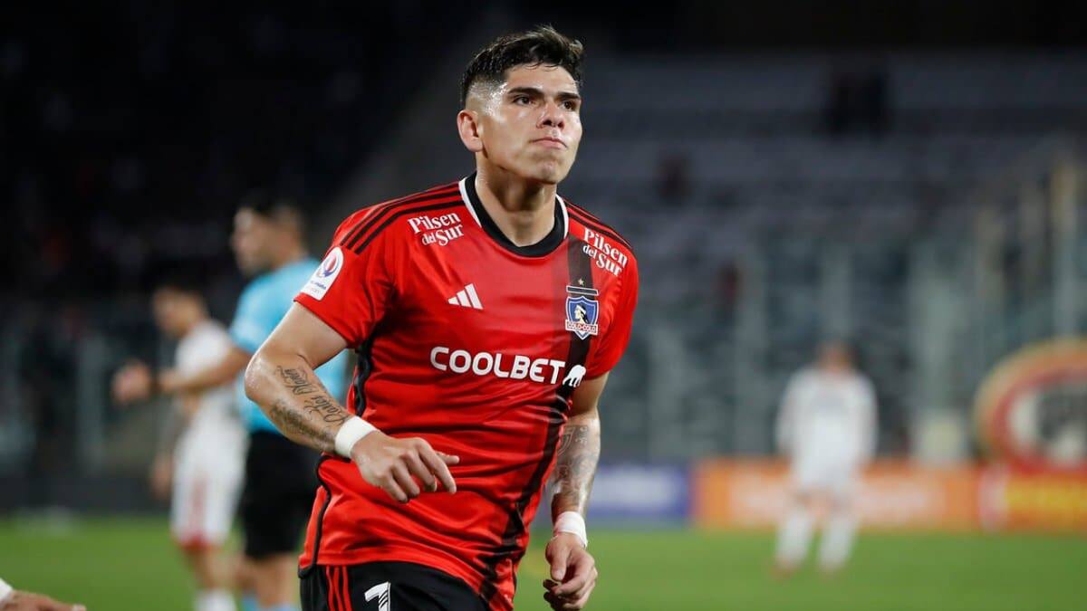 Carlos Palacios con la camiseta de Colo Colo. Foto: Instagram @carliitospalaciios00.
