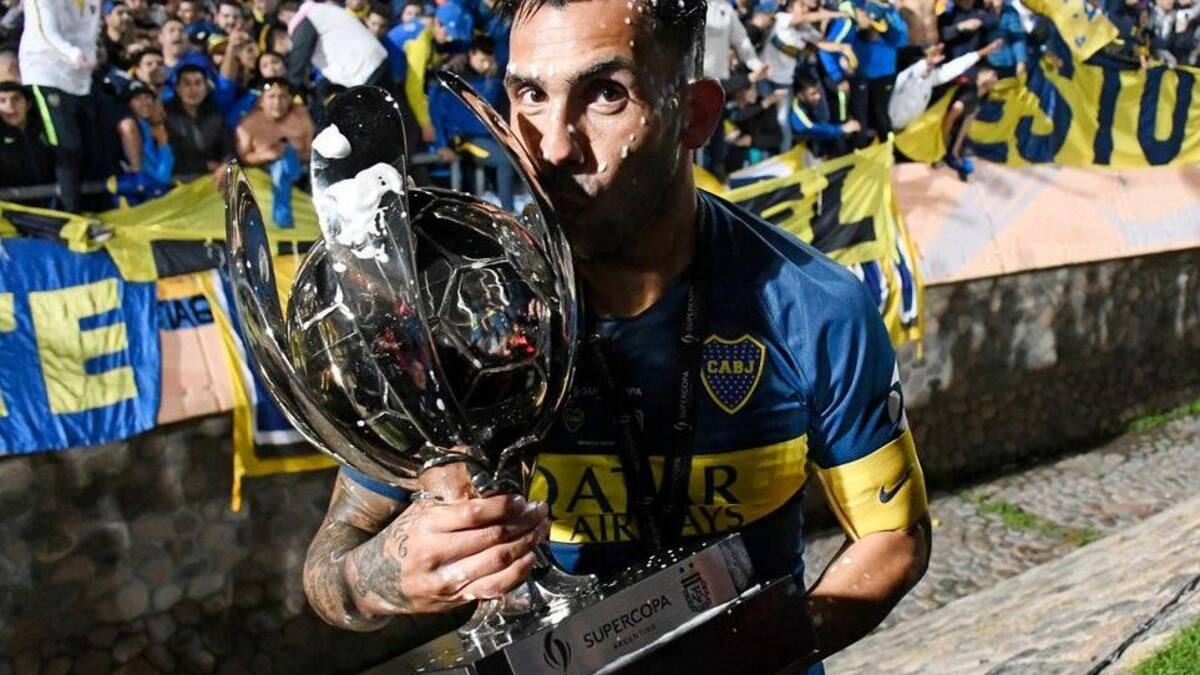 Carlos Tevez con la Supercopa Argentina ganada por Boca