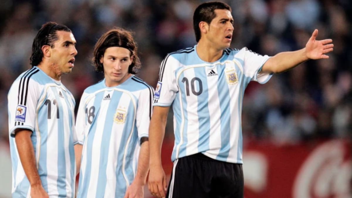 Carlos Tevez junto a Juan Román Riquelme y Lionel Messi.
