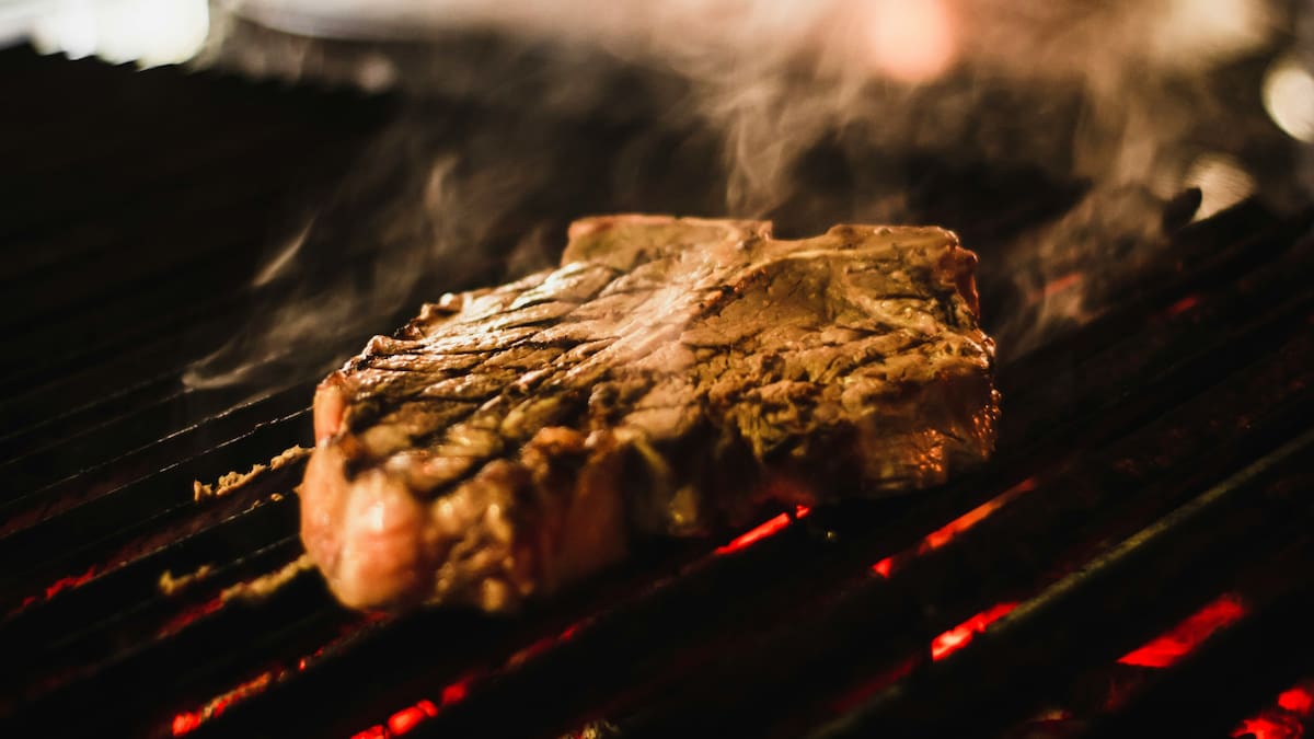 Carne a la parrilla. Foto: Unsplash
