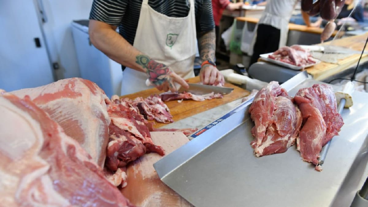 Todo sobre la promoción de carnes a precios bajos en el Mercado Central. Foto: NA.