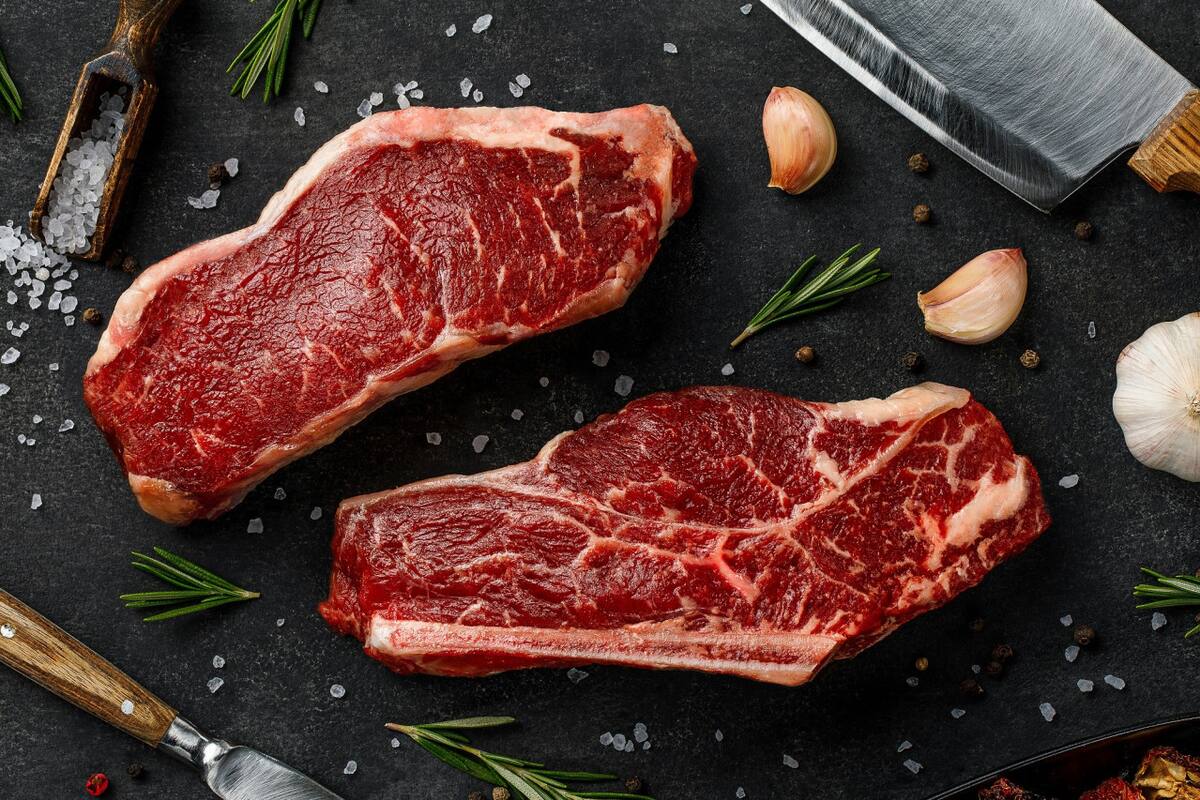 Carne, sal, salero, consumo de sal, hipertensión. Foto Unsplash.