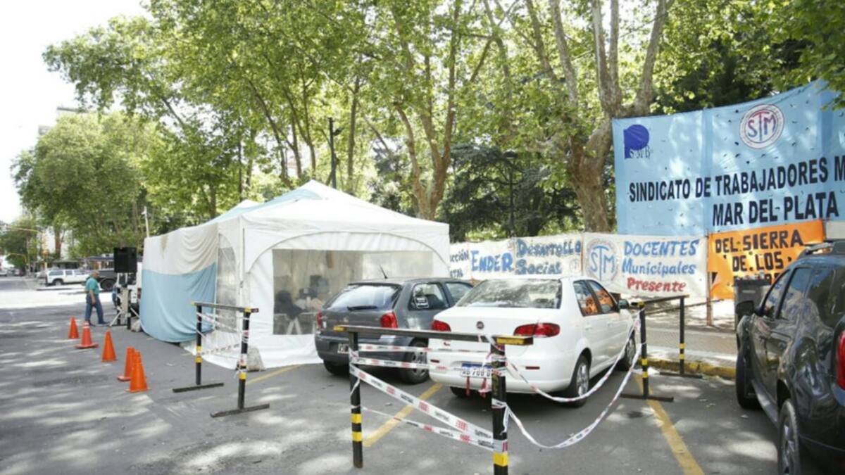 Carpa blanca de municipales en Mar del Plata (0223)