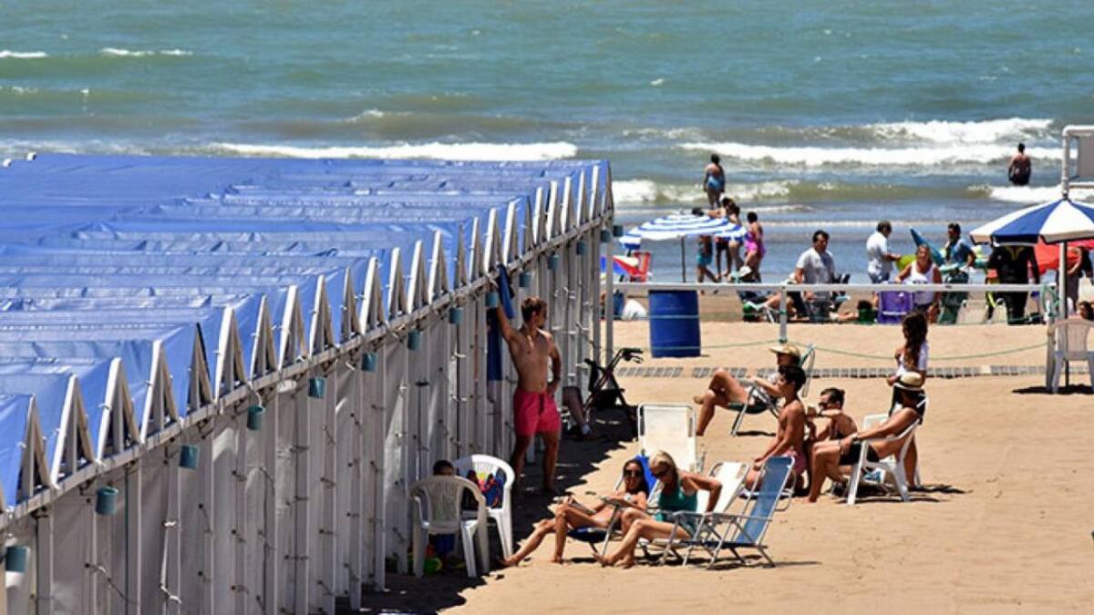 Carpas en las playas de Mar del Plata