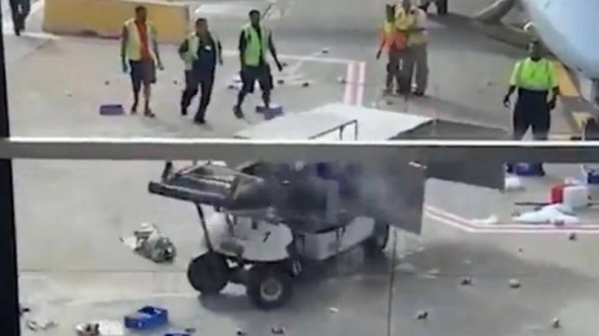 Carrito de catering pierde el control en aeropuerto de Chicago