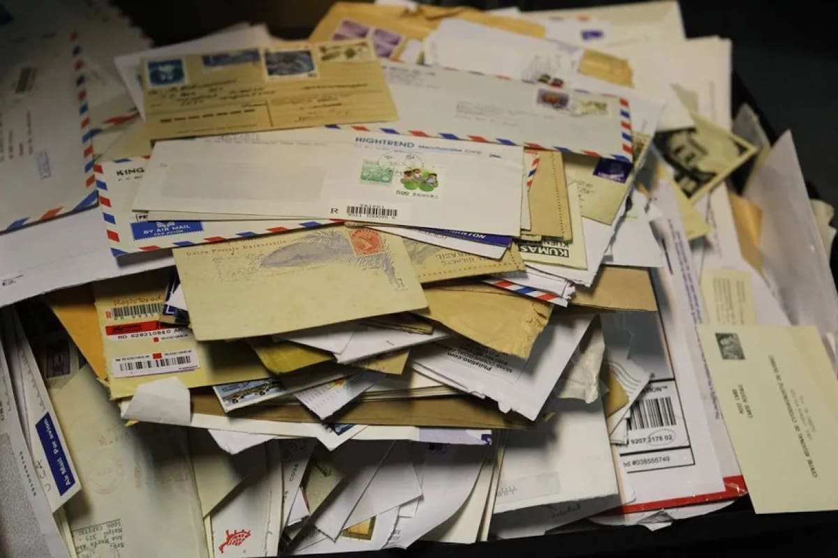Cartas, postales y sellos. Foto: EFE/ Carmen Herranz