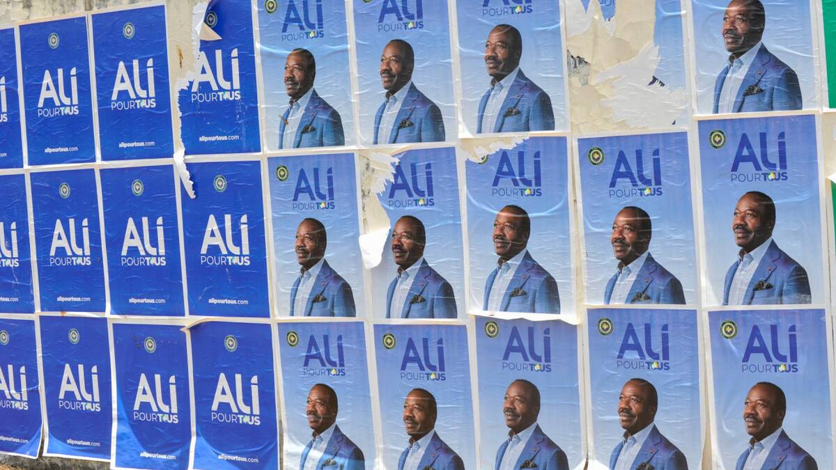 Carteles de Ali Bongo Ondimba, presidente derrocado en Gabón. Foto: EFE.