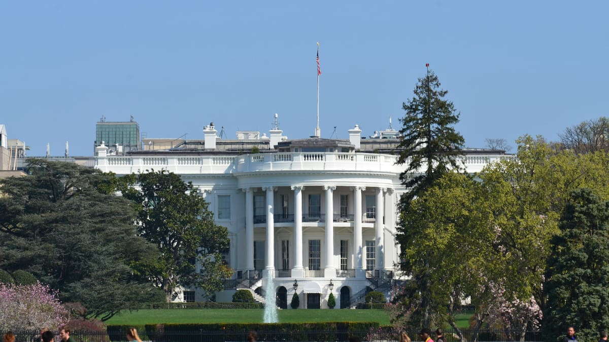Un hombre armado fue atacado por el Servicio Secreto frente a la Casa Blanca. Foto: Unsplash.