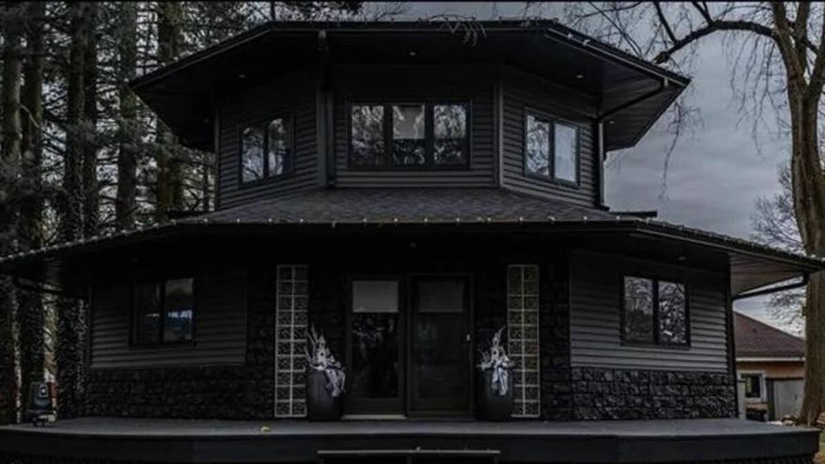 Pintó su casa íntegramente de negro para venderla y ahora nadie se la quiere comprar
