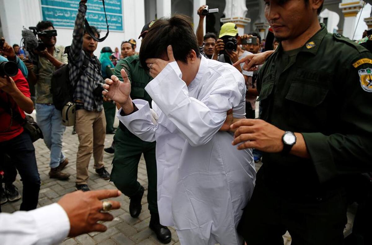 Castigan con latigazos a gays en Indonesia (Reuters)