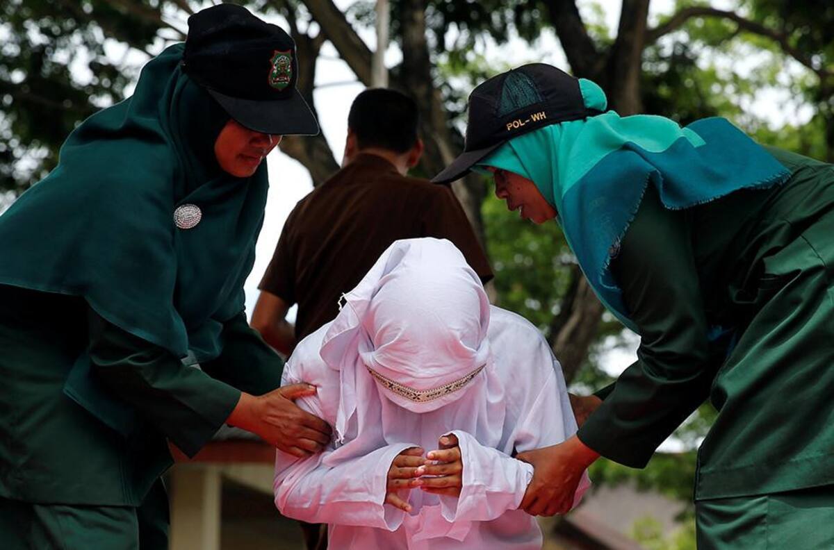 Castigan con latigazos a gays en Indonesia (Reuters)