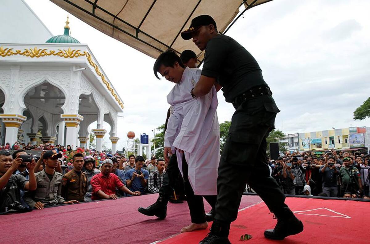 Castigan con latigazos a gays en Indonesia (Reuters)