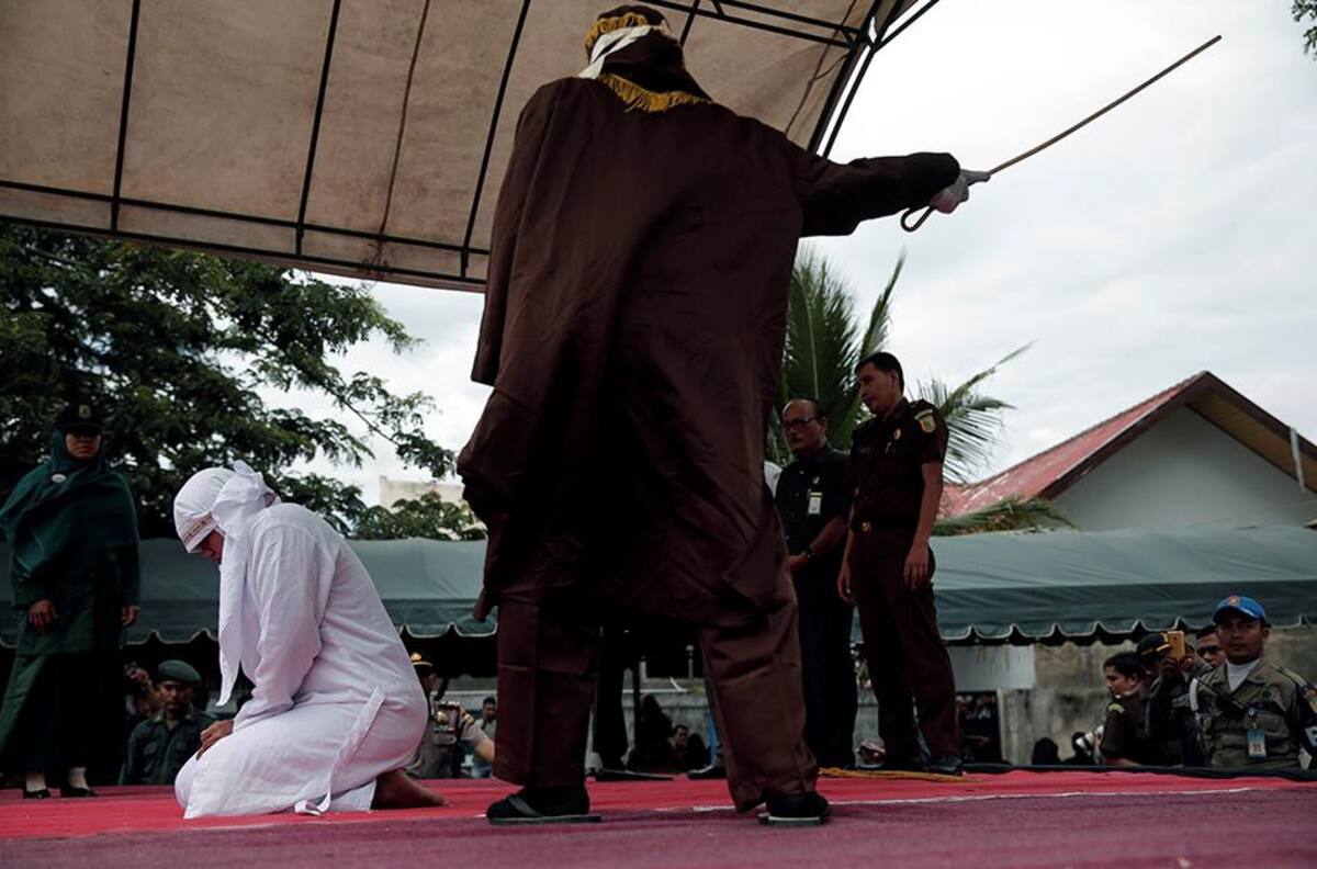 Castigan con latigazos a gays en Indonesia (Reuters)