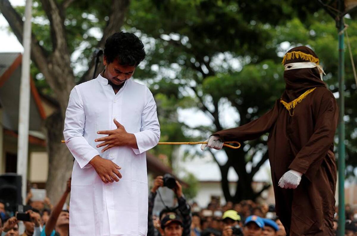 Castigan con latigazos a gays en Indonesia (Reuters)