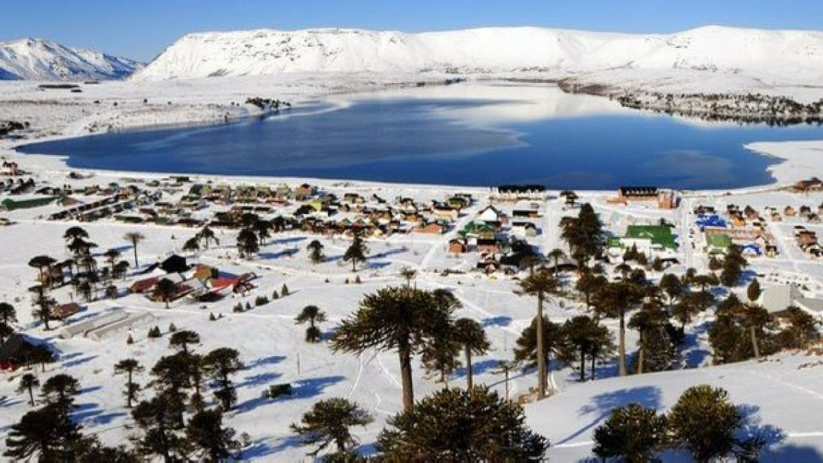 El pueblo patagónico que queda tapado por la nieve en invierno y está cerca de unas termas al pie de un volcán