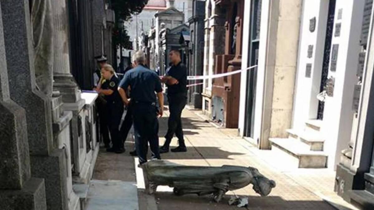Cayó estatua en Cementerio de Recoleta